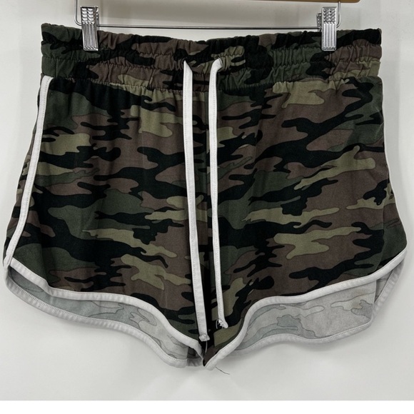 Rue 21 + Plus Size Green Camo Print Women's Booty Shorts Size 2X 70's Look - Picture 1 of 3